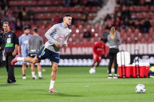 September 26, 2025, Girona, Girona, SPAIN: Roberto Fernandez of RCD Espanyol warms up during the Spanish league, La Liga EA Sports, football match played between Girona FC and RCD Espanyol at Montilivi stadium on September 26, 2025 in Girona, Spain. Girona SPAIN - ZUMAa181 20250926_zaa_a181_116 Copyright: xJavierxBorregox