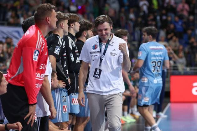 26 09 2025, xgox, Handball Daikin HBL, TSV Hannover Burgdorf HC Erlangen emspor, f l Johannes Sellin Erlangen, coach celebrating the victory, cheering after the end of the game Hannover