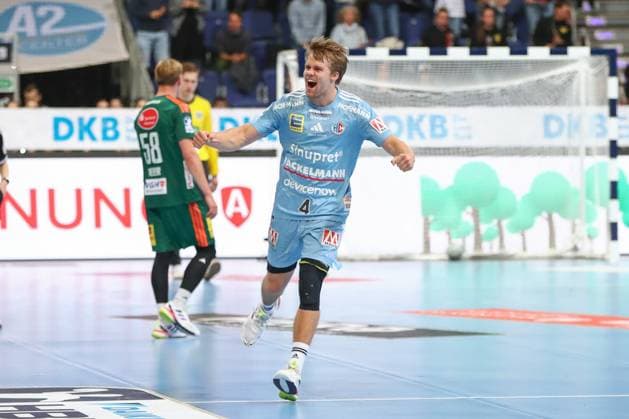 26 09 2025, xgox, Handball Daikin HBL, TSV Hannover Burgdorf HC Erlangen emspor, f l Andri Mar Runarsson Erlangen, 4 Celebrating the victory, cheering after the end of the game Hannover