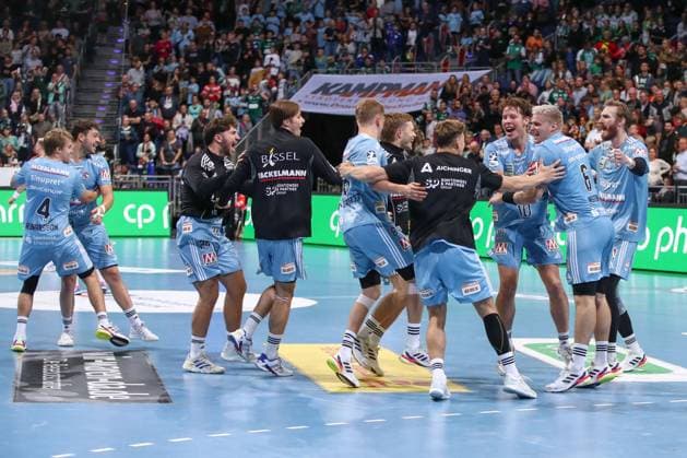 26 09 2025, xgox, Handball Daikin HBL, TSV Hannover Burgdorf HC Erlangen emspor, v l Erlangen jubilation over the victory, jubilation after the end of the game Hannover