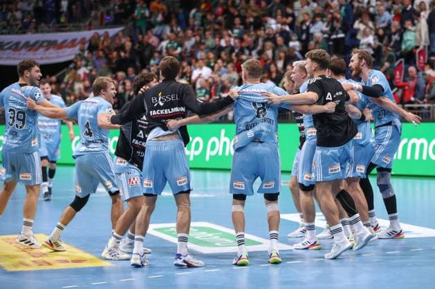 26 09 2025, xgox, Handball Daikin HBL, TSV Hannover Burgdorf HC Erlangen emspor, v l Erlangen jubilation over the victory, jubilation after the end of the game Hannover