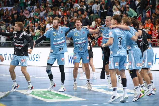 26 09 2025, xgox, Handball Daikin HBL, TSV Hannover Burgdorf HC Erlangen emspor, v l Erlangen jubilation over the victory, jubilation after the end of the game Hannover