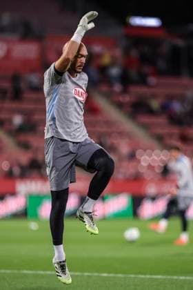 September 26, 2025, Girona, Girona, SPAIN: Marko Dmitrovic of RCD Espanyol warms up during the Spanish league, La Liga EA Sports, football match played between Girona FC and RCD Espanyol at Montilivi stadium on September 26, 2025 in Girona, Spain. Girona SPAIN - ZUMAa181 20250926_zaa_a181_117 Copyright: xJavierxBorregox