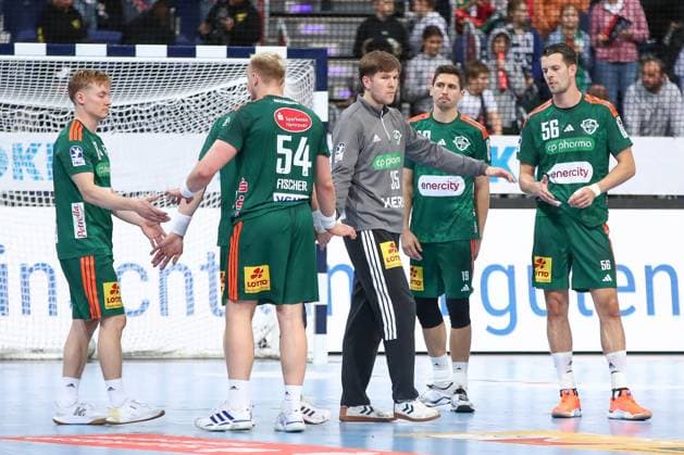 26 09 2025, xgox, Handball Daikin HBL, TSV Hannover Burgdorf HC Erlangen emspor, v l Justus Fischer Hannover, 54 , Simon Gade Hannover, 16 , Marius Steinhauser Hannover, 19 , Hannes Feise Hannover, 56 , August Baskar Pedersen Hannover, 17 enttaeuscht, schaut enttaeuscht, niedergeschlagen, disappointed Hannover
