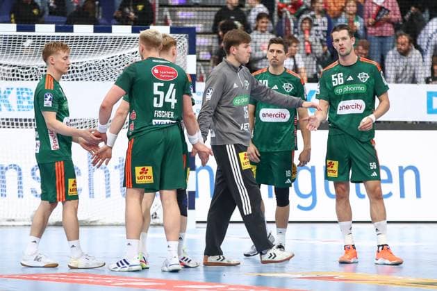 26 09 2025, xgox, Handball Daikin HBL, TSV Hannover Burgdorf HC Erlangen emspor, v l Justus Fischer Hannover, 54 , Simon Gade Hannover, 16 , Marius Steinhauser Hannover, 19 , Hannes Feise Hannover, 56 , August Baskar Pedersen Hannover, 17 enttaeuscht, schaut enttaeuscht, niedergeschlagen, disappointed Hannover