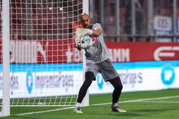 September 26, 2025, Girona, Girona, SPAIN: Marko Dmitrovic of RCD Espanyol warms up during the Spanish league, La Liga EA Sports, football match played between Girona FC and RCD Espanyol at Montilivi stadium on September 26, 2025 in Girona, Spain. Girona SPAIN - ZUMAa181 20250926_zaa_a181_118 Copyright: xJavierxBorregox