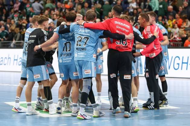 26 09 2025, xgox, Handball Daikin HBL, TSV Hannover Burgdorf HC Erlangen emspor, v l Erlangen jubilation over the victory, jubilation after the end of the game Hannover