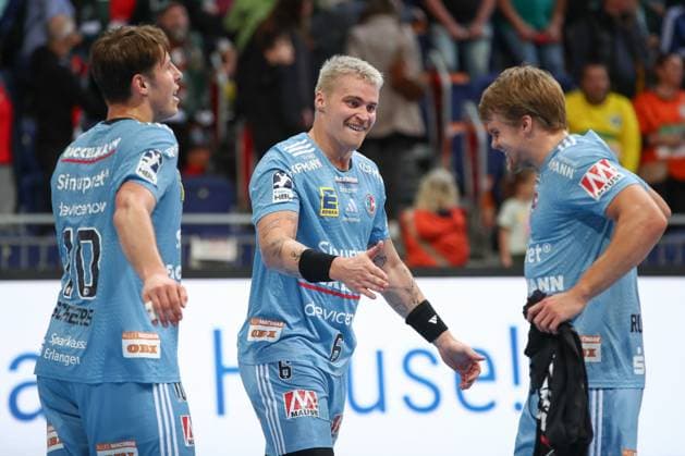 26 09 2025, xgox, Handball Daikin HBL, TSV Hannover Burgdorf HC Erlangen emspor, f l Florian Scheerer Erlangen, 10 , Marek Nissen Erlangen, 6 , Andri Mar Runarsson Erlangen, 4 Celebrating the victory, cheering after the end of the game Hannover