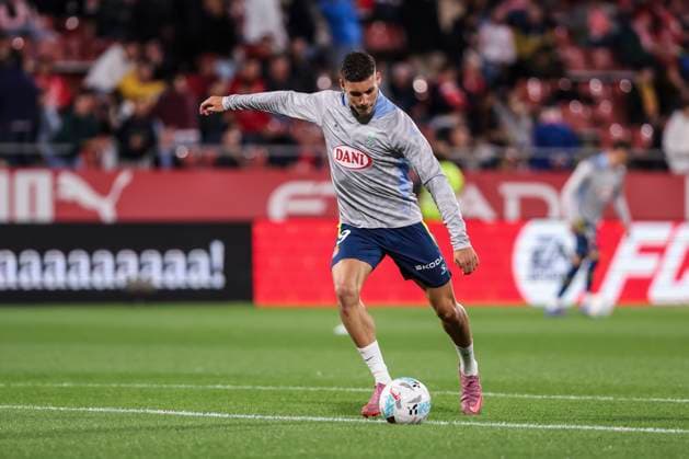 September 26, 2025, Girona, Girona, SPAIN: Roberto Fernandez of RCD Espanyol warms up during the Spanish league, La Liga EA Sports, football match played between Girona FC and RCD Espanyol at Montilivi stadium on September 26, 2025 in Girona, Spain. Girona SPAIN - ZUMAa181 20250926_zaa_a181_121 Copyright: xJavierxBorregox
