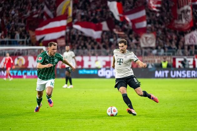 Leon Goretzka FC Bayern Muenchen, 08 on the ball, next to Senne Lynen Werder Bremen, 14 , GER, FC Bayern Muenchen FCB vs SV Werder Bremen, Fußball Bundesliga, 5 Spieltag, Saison 2025 2026, 26 09 2025 DFB DFL regulations prohibit any use of photographs as image sequences and or quasi video GER, FC Bayern Muenchen FCB vs SV Werder Bremen, Fußball Bundesliga, 5 Spieltag, Saison 2025 2026, 26 09 2025 Muenchen Copyright: xEibner-Pressefoto Memmlerx EP_MMR