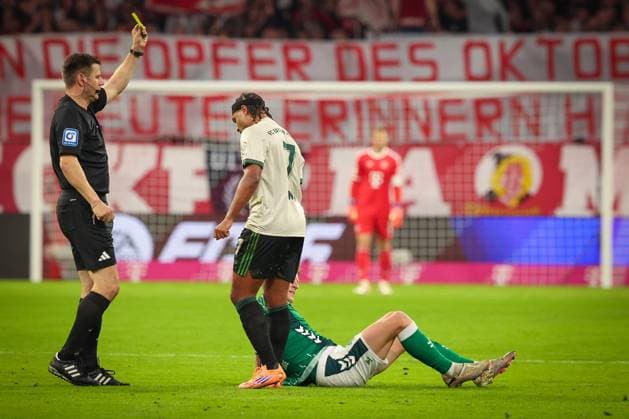 Yellow card from referee Frank Willenborg for Serge Gnabry 7 FC Bayern Muenchen after foul on Jens Stage 6 SV Werder Bremen , FC Bayern Muenchen vs SV Werder Bremen, DFL, Bundesliga, Saison 2025 2026, Allianz Arena, Hinrunde, 5 Spieltag, 26 09 2025 DFB regulations prohibit any use of photographs as image sequences and or quasi video Muenchen Bayern Germany Copyright: xkolbert-press MartinxAgüerax
