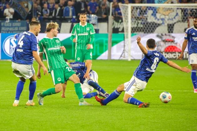 26 09 2025, xgrfx, Soccer 2 Bundesliga, FC Schalke 04 SpVgg Greuther Fuerth v l Marco John Greuther Fürth , Ron Schallenberg FC Schalke 04 DFL DFB REGULATIONS PROHIBIT ANY USE OF PHOTOGRAPHS as IMAGE SEQUENCES and or QUASI VIDEO Gelsenkirchen