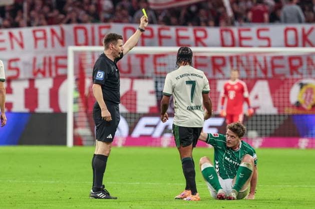 Yellow card from referee Frank Willenborg for Serge Gnabry 7 FC Bayern Muenchen after foul on Jens Stage 6 SV Werder Bremen , FC Bayern Muenchen vs SV Werder Bremen, DFL, Bundesliga, Saison 2025 2026, Allianz Arena, Hinrunde, 5 Spieltag, 26 09 2025 DFB regulations prohibit any use of photographs as image sequences and or quasi video Muenchen Bayern Germany Copyright: xkolbert-press MartinxAgüerax