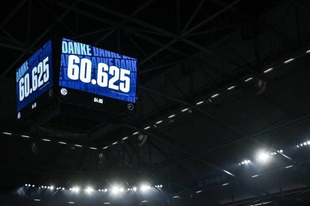 Sports, Football, 2 Bundesliga Season 2025 2026 7 Matchday FC Schalke 04 SpVgg Greuther Fürth 26 09 2025, VELTINS Arena Spectator number on the scoreboard, 60 625 Gelsenkirchen VELTINS Arena North Rhine-Westphalia Germany