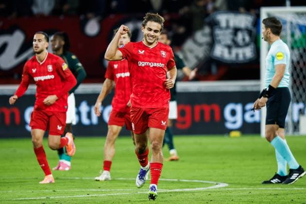 ENSCHEDE - Bart van Rooij of FC Twente celebrates after scoring the 2-0 goal during the Dutch Eredivisie match between FC Twente and Fortuna Sittard at the De Grolsch Veste Stadium on September 26, 2025, in Enschede, Netherlands. ANP VINCENT JANNINK Eredivisie 2025 26 xVIxANPxSportx xxANPxIVx 537557746 originalFilename: 537557746.jpg