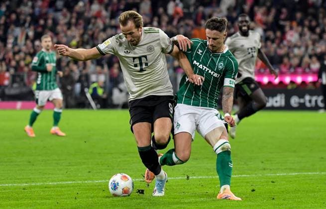 26 09 2025, xemx, Football 1 Bundesliga, FC Bayern Muenchen SV Werder Bremen v l Harry Kane FC Bayern Muenchen , Marco Friedl SV Werder Bremen Zweikampf, Aktion, action, battle for the ball das zum Elfmeter fuerte DFL DFB REGULATIONS PROHIBIT ANY USE OF PHOTOGRAPHS as IMAGE SEQUENCES and or QUASI VIDEO Muenchen