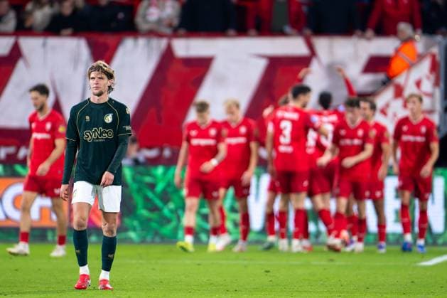 2025-09-26 FC Twente v Fortuna Sittard - Dutch Eredivisie ENSCHEDE, NETHERLANDS - SEPTEMBER 26: Jasper Dahlhaus of Fortuna Sittard looks dejected after conceding the team s second goal during the Dutch Eredivisie match between FC Twente and Fortuna Sittard at Grolsch Veste on September 26, 2025 in Enschede, Netherlands. Enschede Grolsch Veste Netherlands Content not available for redistribution in The Netherlands directly or indirectly through any third parties. Copyright: xJorisxVerwijstx