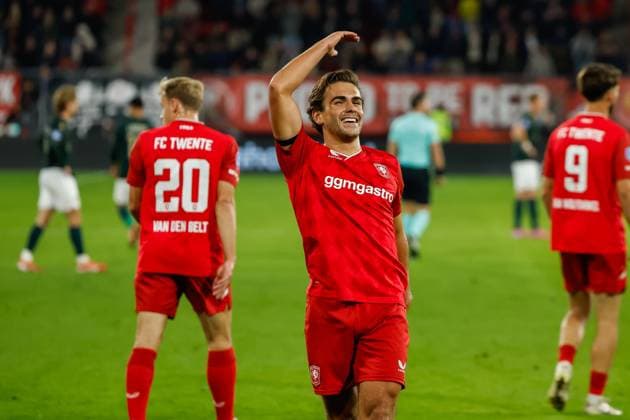 Bart van Rooij of FC Twente shoots on goal and celebrates after scoring his team s second goal FC Twente v Fortuna Sittard, Eredivisie, FC Twente 65 v Fortuna Sittard, De Grolsch Veste Stadium, September 26, 2025, Enschede, Netherlands.