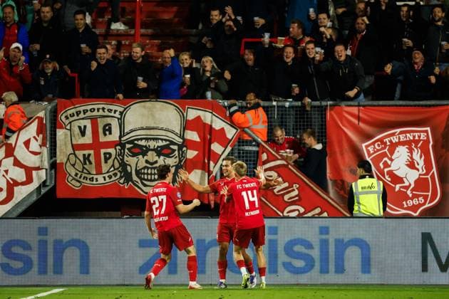 ENSCHEDE - Bart van Rooij of FC Twente (m) receives congratulations after scoring the 2-0 goal during the Dutch Eredivisie match between FC Twente and Fortuna Sittard at De Grolsch Veste Stadium on September 26, 2025, in Enschede, Netherlands. ANP VINCENT JANNINK Eredivisie 2025 26 xVIxANPxSportx xxANPxIVx 537558164 originalFilename: 537558164.jpg