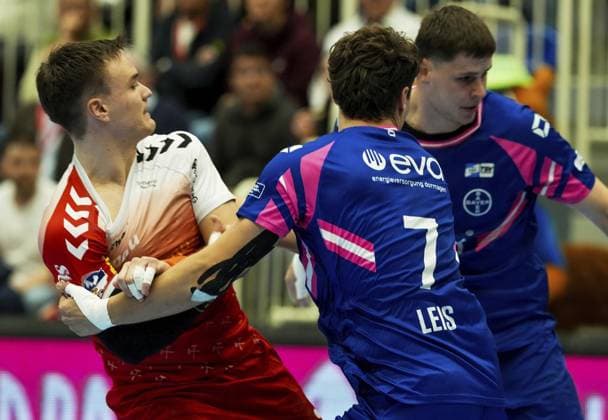 Handball in Essen FOR EDITORIAL PURPOSES ONLY EDITORIAL USE ONLY p Max Neuhaus from TUSEM Essen in a match against Krischa Leis from TSV Bayer Dormagen The match between TUSEM Essen and TSV Bayer Dormagen ended on 26 09 2025 at the Sporthalle Am Hallo, Ernestinenstraße 57 with X X Michael Gohl FUNKE Foto Services p Sport Deutschland Nordrhein Westfalen Essen Copyright MichaelxGohl Copyright: MichaelxGohl doc82kap1n9hhkzr3s4148 ,EDITORIAL USE ONLY Copyright: MichaelxGohl