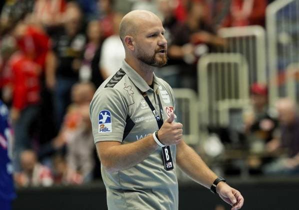 Handball in Essen FOR EDITORIAL PURPOSES ONLY EDITORIAL USE ONLY p Coach Daniel Haase of TUSEM Essen in the match against TSV Bayer Dormagen The match between TUSEM Essen and TSV Bayer Dormagen ended on 26 09 2025 at the Sporthalle Am Hallo, Ernestinenstraße 57 with X X Michael Gohl FUNKE Foto Services p Sport Deutschland Nordrhein Westfalen Essen Copyright MichaelxGohl Copyright: MichaelxGohl doc82kap3axqdzmy6n95zc ,EDITORIAL USE ONLY Copyright: MichaelxGohl