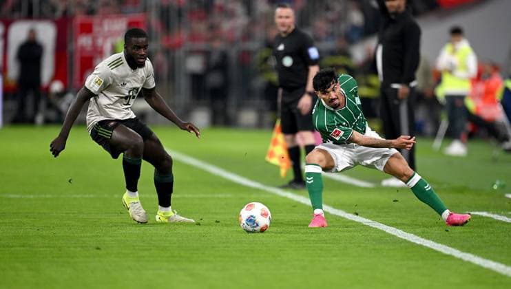 Soccer 1 Bundesliga Season 2025 2026 5 Matchday FC Bayern Muenchen SV Werder Bremen 26 09 2025 Dayot Upamecano left, FC Bayern Muenchen vs Cameron Puertas right, SV Werder Bremen
