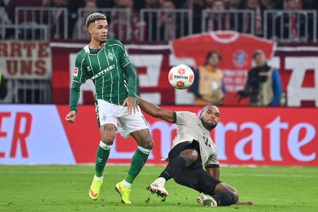 Justin NJINMAH Werder Bremen , Action,duel against Jonathan TAH Bayern Muenchen Football 1 Bundesliga Season 2025 2026, 5 Matchday, Matchday05 FC Bayern Muenchen SV Werder Bremen on 26 09 2025 , A L L I A N Z A R E N A