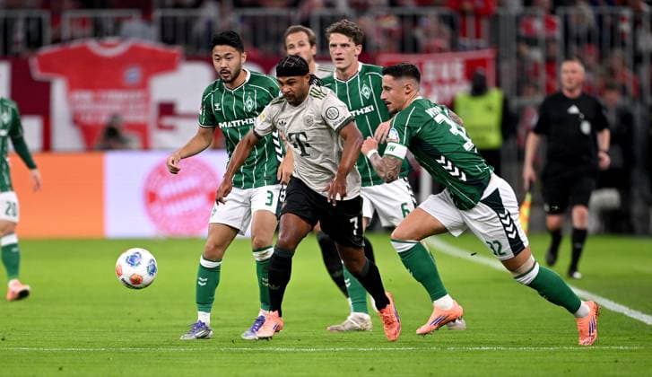 Soccer 1 Bundesliga Season 2025 2026 5 Matchday FC Bayern Muenchen SV Werder Bremen 26 09 2025 Yukinari Sugawara left, SV Werder Bremen vs Serge Gnabry center, FC Bayern Muenchen vs Marco Friedl right, SV Werder Bremen