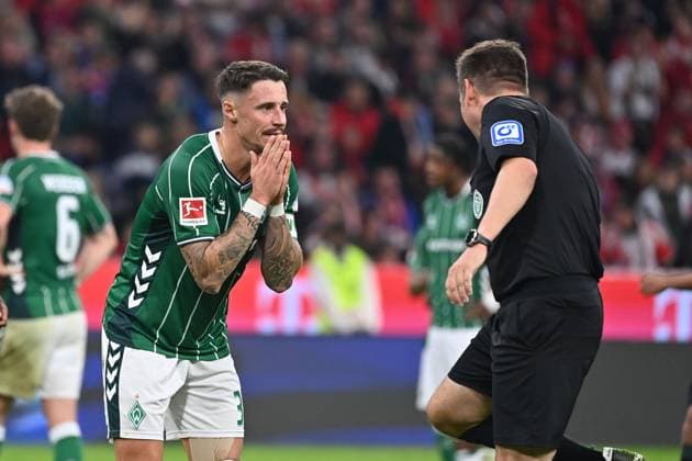 Marco FRIEDL Werder Bremen begs the referee after penalty,penalty kick decision Football 1 Bundesliga Season 2025 2026, Matchday 5, Matchday 05 FC Bayern Muenchen SV Werder Bremen on 26 09 2025 , A L L I A N Z A R E N A