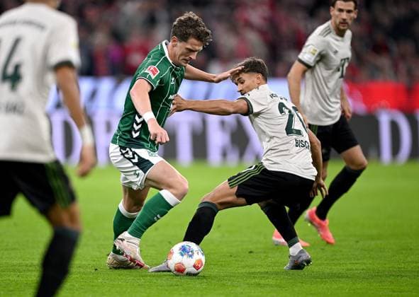 Soccer 1 Bundesliga Season 2025 2026 5 Matchday FC Bayern Muenchen SV Werder Bremen 26 09 2025 Jens Stage left, SV Werder Bremen vs Tom Bischof right, FC Bayern Muenchen