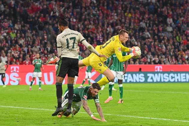 Penalty area scene Goalkeeper Karl HEIN Werder Bremen , Marco FRIEDL Werder Bremen , Michael OLISE Bayern Muenchen action,duel Football 1 Bundesliga Season 2025 2026, Matchday 5, Matchday 05 FC Bayern Muenchen SV Werder Bremen on 26 09 2025 , A L L I A N Z A R E N A