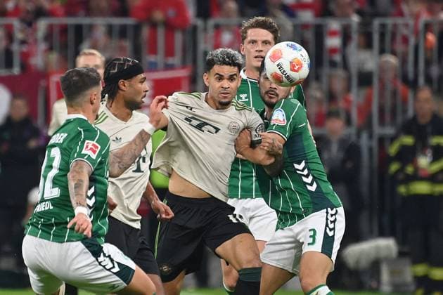 v re Yukinari SUGAWARA Werder Bremen , Luis DIAZ Bayern Muenchen , Serge GNABRY FC Bayern Muenchen , Marco FRIEDL Werder Bremen ,Action,duel Football 1 Bundesliga Season 2025 2026, 5 Matchday, Matchday05 FC Bayern Muenchen SV Werder Bremen on 26 09 2025 , A L L I A N Z A R E N A