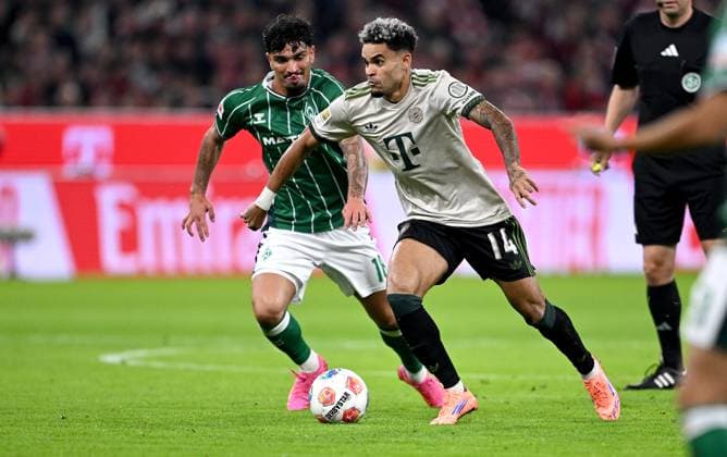 Soccer 1 Bundesliga Season 2025 2026 5 Matchday FC Bayern Muenchen SV Werder Bremen 26 09 2025 Cameron Puertas left, SV Werder Bremen vs Luis Diaz right, FC Bayern Muenchen