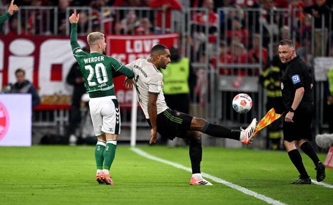 Soccer 1 Bundesliga Season 2025 2026 5 Matchday FC Bayern Muenchen SV Werder Bremen 26 09 2025 Romano Schmid left, SV Werder Bremen vs Jonathan Tah right, FC Bayern Muenchen