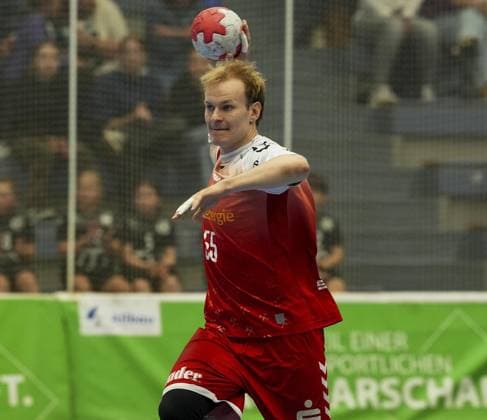 Handball in Essen FOR EDITORIAL PURPOSES ONLY EDITORIAL USE ONLY p Oskar Kostuj from TUSEM Essen in the match against TSV Bayer Dormagen The match between TUSEM Essen and TSV Bayer Dormagen ended on 26 09 2025 at the Sporthalle Am Hallo, Ernestinenstraße 57 with X X Michael Gohl FUNKE Foto Services p Sport Deutschland Nordrhein Westfalen Essen Copyright MichaelxGohl Copyright: MichaelxGohl doc82kap58w6452j0698cn ,EDITORIAL USE ONLY Copyright: MichaelxGohl