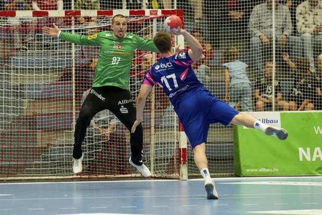 Handball in Essen FOR EDITORIAL PURPOSES ONLY EDITORIAL USE ONLY p Dominik Plaue of TUSEM Essen in a match against Felix Elias Böckenholt of TSV Bayer Dormagen The match between TUSEM Essen and TSV Bayer Dormagen ended on 26 09 2025 at the Sporthalle Am Hallo, Ernestinenstraße 57 with X X Michael Gohl FUNKE Foto Services p Sport Deutschland Nordrhein Westfalen Essen Copyright MichaelxGohl Copyright: MichaelxGohl doc82kap5951ooegxvynxo ,EDITORIAL USE ONLY Copyright: MichaelxGohl