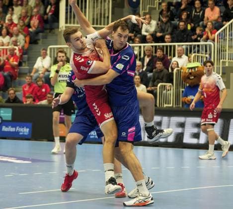 Handball in Essen FOR EDITORIAL PURPOSES ONLY EDITORIAL USE ONLY p Alexander Schoss from TUSEM Essen in the match against TSV Bayer Dormagen The match between TUSEM Essen and TSV Bayer Dormagen ended on 26 09 2025 at the Sporthalle Am Hallo, Ernestinenstraße 57 with X X Michael Gohl FUNKE Foto Services p Sport Deutschland Nordrhein Westfalen Essen Copyright MichaelxGohl Copyright: MichaelxGohl doc82kap77zooo6h6lm5zc ,EDITORIAL USE ONLY Copyright: MichaelxGohl