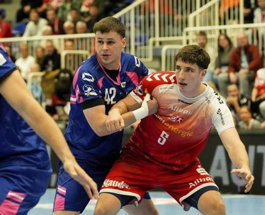Handball in Essen FOR EDITORIAL PURPOSES ONLY EDITORIAL USE ONLY p Valentin Willner from TUSEM Essen in a match against Jan Christian Schmidt from TSV Bayer Dormagen The match between TUSEM Essen and TSV Bayer Dormagen ended on 26 09 2025 at the Sporthalle Am Hallo, Ernestinenstraße 57 with X X Michael Gohl FUNKE Foto Services p Sport Deutschland Nordrhein Westfalen Essen Copyright MichaelxGohl Copyright: MichaelxGohl doc82kap7cft06oy79gbfg ,EDITORIAL USE ONLY Copyright: MichaelxGohl
