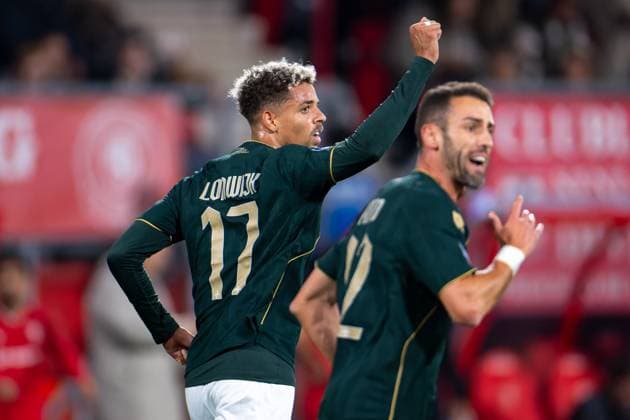 2025-09-26 FC Twente v Fortuna Sittard - Dutch Eredivisie ENSCHEDE, NETHERLANDS - SEPTEMBER 26: Justin Lonwijk of Fortuna Sittard celebrates after scoring the team s first goal during the Dutch Eredivisie match between FC Twente and Fortuna Sittard at Grolsch Veste on September 26, 2025 in Enschede, Netherlands. Enschede Grolsch Veste Netherlands Content not available for redistribution in The Netherlands directly or indirectly through any third parties. Copyright: xJorisxVerwijstx