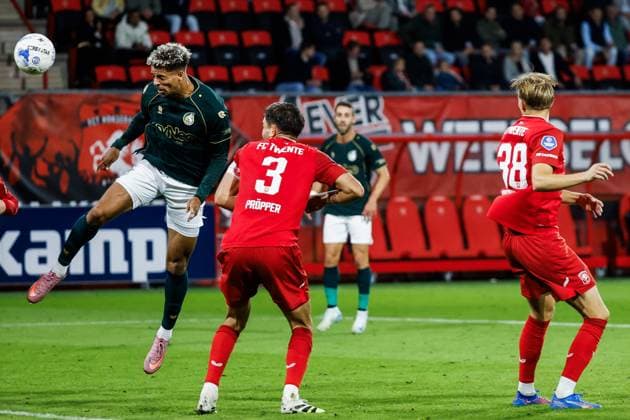 ENSCHEDE - Justin Lonwijk of Fortuna Sittard scores a 2-1 goal, Robin Propper of FC Twente, and Max Bruns of FC Twente (l-r) during the Dutch Eredivisie match between FC Twente and Fortuna Sittard at De Grolsch Veste Stadium on September 26, 2025, in Enschede, Netherlands. ANP VINCENT JANNINK Eredivisie 2025 26 xVIxANPxSportx xxANPxIVx 537559065 originalFilename: 537559065.jpg