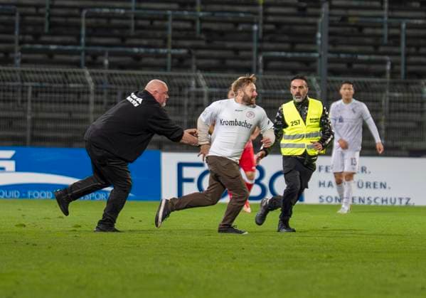 Streaker in the Leimbachstadion Stewards try to catch the streaker Sportfreunde Siegen VfL Bochum U21 26 09 2025 Soccer, Regionalliga West, Matchday 10, GER, Siegen, Leimbachstadion Siegen Copyright: HMBxMedia xMarcoxBader