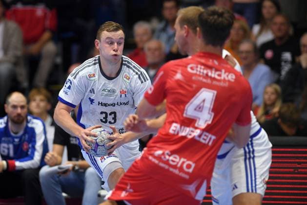 Moritz Sauter HSV Hamburg 33 on the ball , Nikolaj Enderleit MT Melsungen 4 , GER, MT Melsungen Handball Sport Verein Hamburg, Handball, 1 Bundesliga, Matchday 6, Season 2025 2026, 26 09 2025, GER, MT Melsungen HSV Hamburg, Handball, 1 Bundesliga, Matchday 6, Season 2025 2026, 26 09 2025 Kassel Copyright: xEibner-Pressefotox xRolandxSippelx EP_RSL