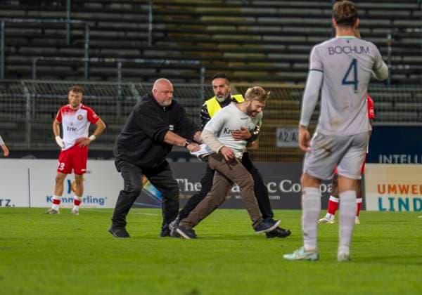 Streaker in the Leimbachstadion Stewards try to catch the streaker Sportfreunde Siegen VfL Bochum U21 26 09 2025 Soccer, Regionalliga West, Matchday 10, GER, Siegen, Leimbachstadion Siegen Copyright: HMBxMedia xMarcoxBader