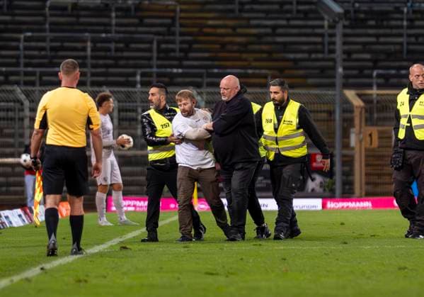 Streaker in the Leimbachstadion Stewards have caught the streaker and escort him outside Sportfreunde Siegen VfL Bochum U21 26 09 2025 Soccer, Regionalliga West, Matchday 10, GER, Siegen, Leimbachstadion Siegen Copyright: HMBxMedia xMarcoxBader