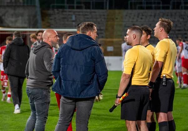 Thorsten Nehrbauer Sportfreunde Siegen, coach and Matthias Georg Sportfreunde Siegen, managing director talk to the referee team around Maurice Stubenrauch referee Sportfreunde Siegen VfL Bochum U21 26 09 2025 Football, Regionalliga West, Matchday 10, GER, Siegen, Leimbachstadion Siegen Copyright: HMBxMedia xMarcoxBader