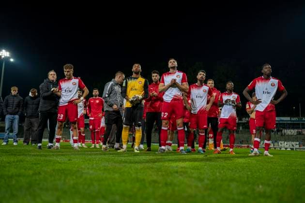 The team thanks the fans after the match Disappointed faces Sportfreunde Siegen VfL Bochum U21 26 09 2025 Soccer, Regionalliga West, Matchday 10, GER, Siegen, Leimbachstadion Siegen Copyright: HMBxMedia xMarcoxBader