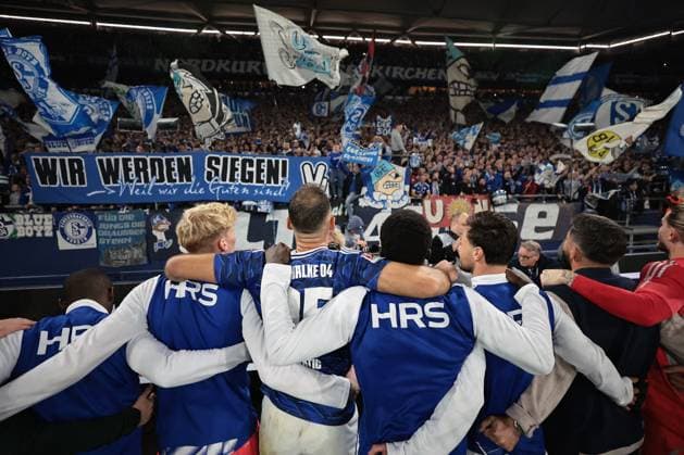 The players of FC Schalke 04 are happy about the 1 0 victory in the match of the 2 Bundesliga season 2025 26 FC Schalke 04 Greuther Fürth Copyright Thomas Pakusch Copyright: Thomas Pakusch