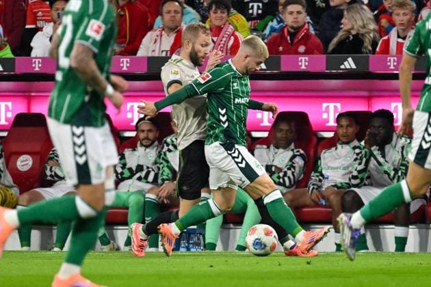 GER, Bayern, Muenchen, Fußball, FC Bayern Muenchen SV Werder Bremen, in der Allianz Arena, Muenchen, Bundesliga, 5 Spieltag, 26 09 25, v l Konrad Laimer FC Bayern Muenchen, 27 , Romano Schmid SV Werder Bremen, 20 , im Zweikampf um den Ball DFL DFB regulations prohibit any use of photographs as image sequences and or quasi video, Copyright: HMB-Media MichaelxNibel