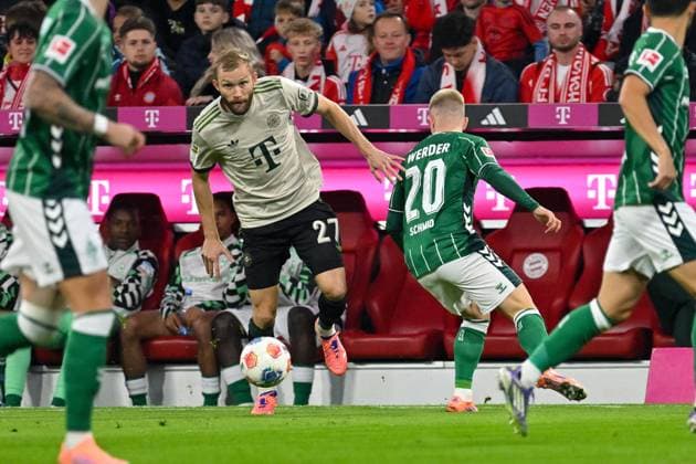 GER, Bayern, Muenchen, Fußball, FC Bayern Muenchen SV Werder Bremen, in der Allianz Arena, Muenchen, Bundesliga, 5 Spieltag, 26 09 25, v l Konrad Laimer FC Bayern Muenchen, 27 , Romano Schmid SV Werder Bremen, 20 , im Zweikampf um den Ball DFL DFB regulations prohibit any use of photographs as image sequences and or quasi video, Copyright: HMB-Media MichaelxNibel