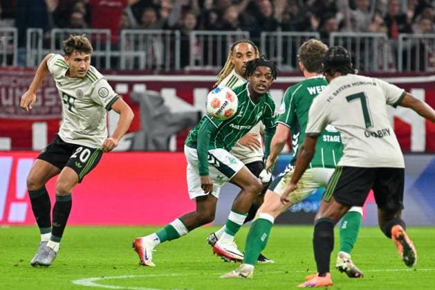 GER, Bayern, Muenchen, Fußball, FC Bayern Muenchen SV Werder Bremen, in der Allianz Arena, Muenchen, Bundesliga, 5 Spieltag, 26 09 25, v l Tom Bischof FC Bayern Muenchen, 20 , Samuel Mbanglua SV Werder Bremen, 7 , Zweikampf um den Ball DFL DFB regulations prohibit any use of photographs as image sequences and or quasi video, Copyright: HMB-Media MichaelxNibel